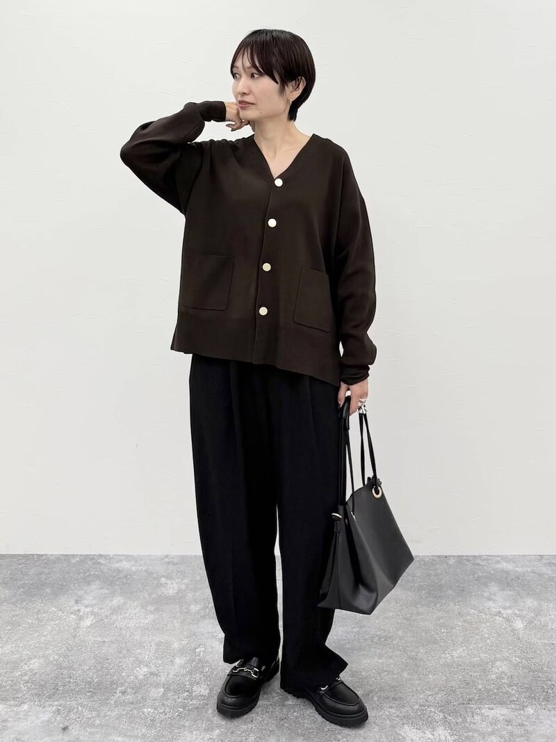 Vネックカーデは白ボタンがアクセントに