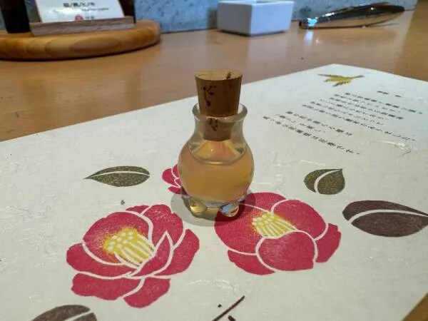 手搾りで実感する、椿油のやさしい力