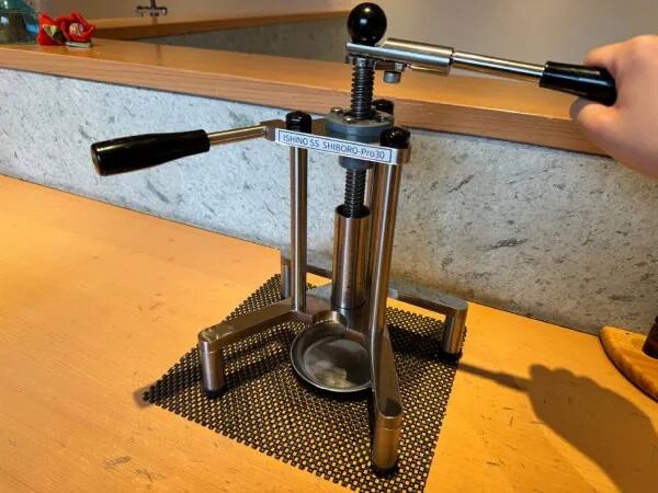 手搾りで実感する、椿油のやさしい力