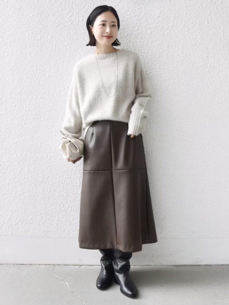 ミディ丈スカートからロングブーツをのぞかせて