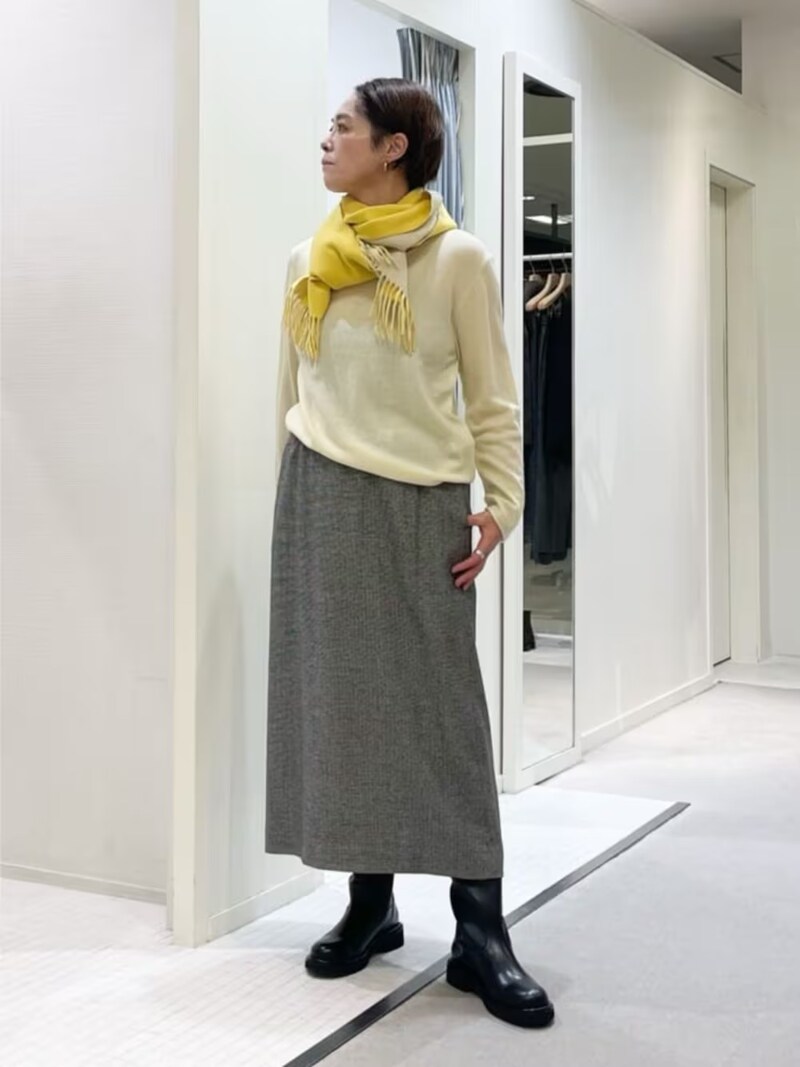 きれい色トップスと合わせて着やせコーデに