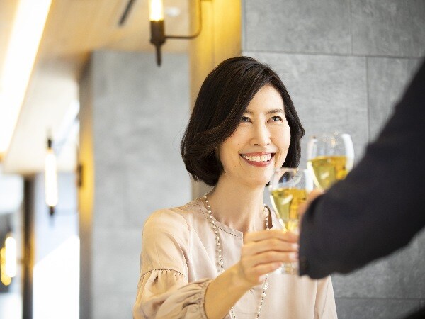 同窓会でキュン「素敵な男友達と夫を比べてしまう」夫婦関係カウンセラーの見解は？