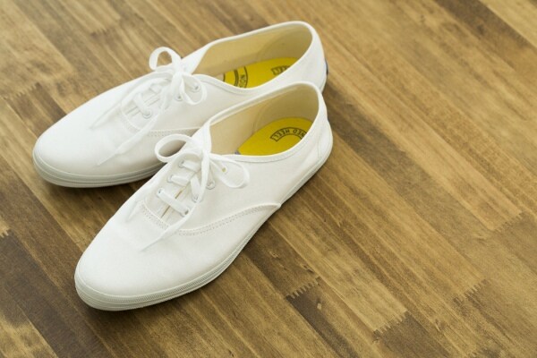 白のキャンバススニーカー