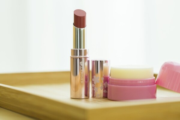 高橋さんが愛用している口紅と、髪をまとめるワックス「マトメージュ」