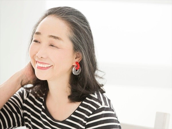 「グレイヘア」で老けて見える人若く見える人の違いは？成功する口紅の色は？【プロ解説】