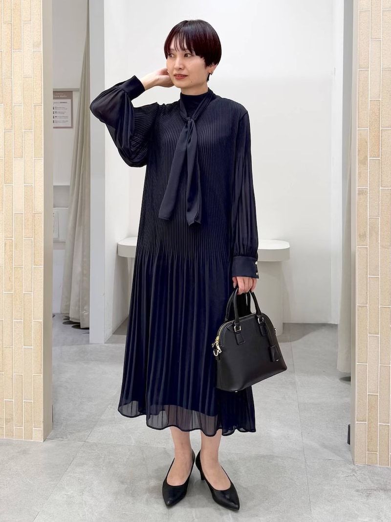 品よく着られるネイビーのプリーツワンピ