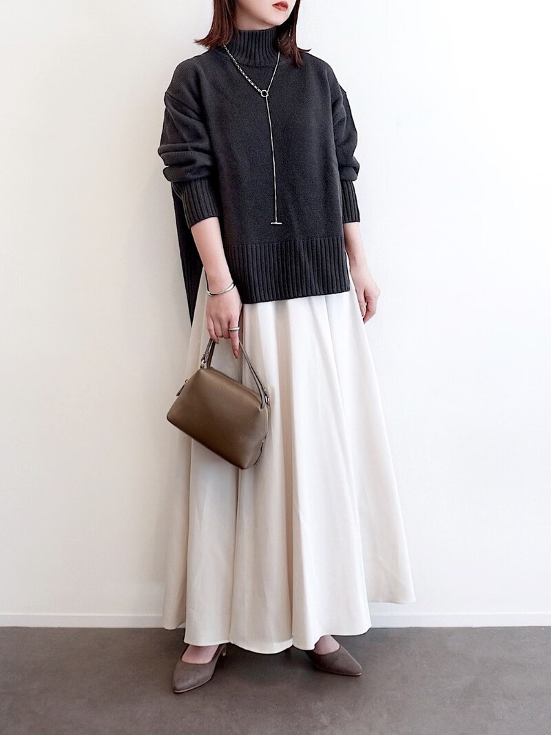 白スカートで春の軽やかさをプラス