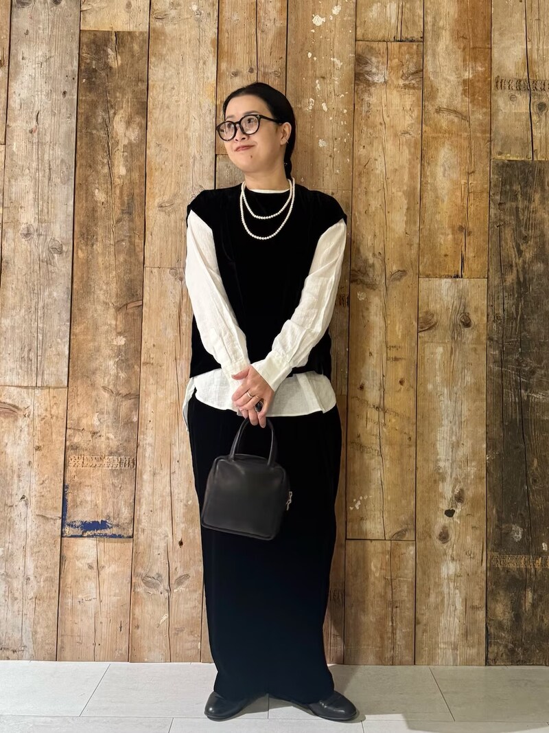 ベルベット素材のセットアップがエレガント