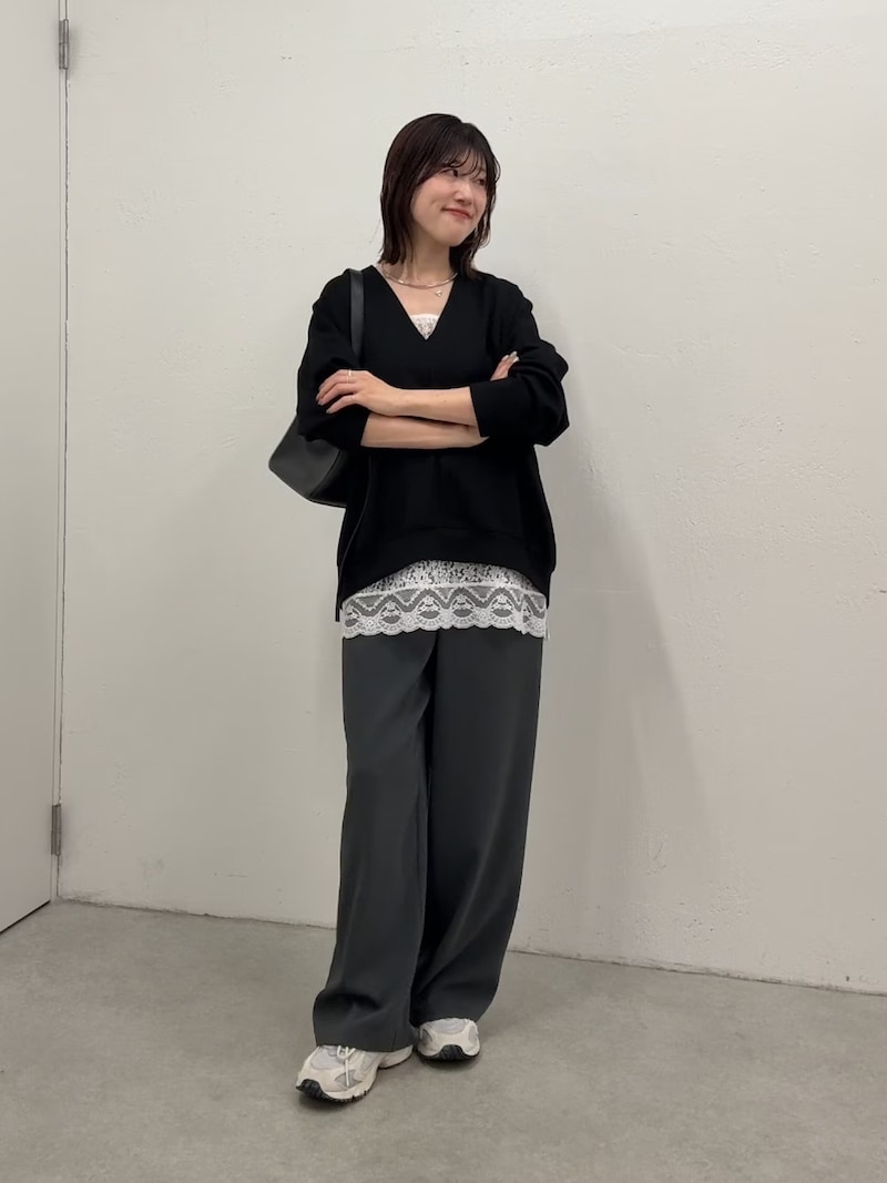 黒Vネック＆白レースで最旬レイヤード