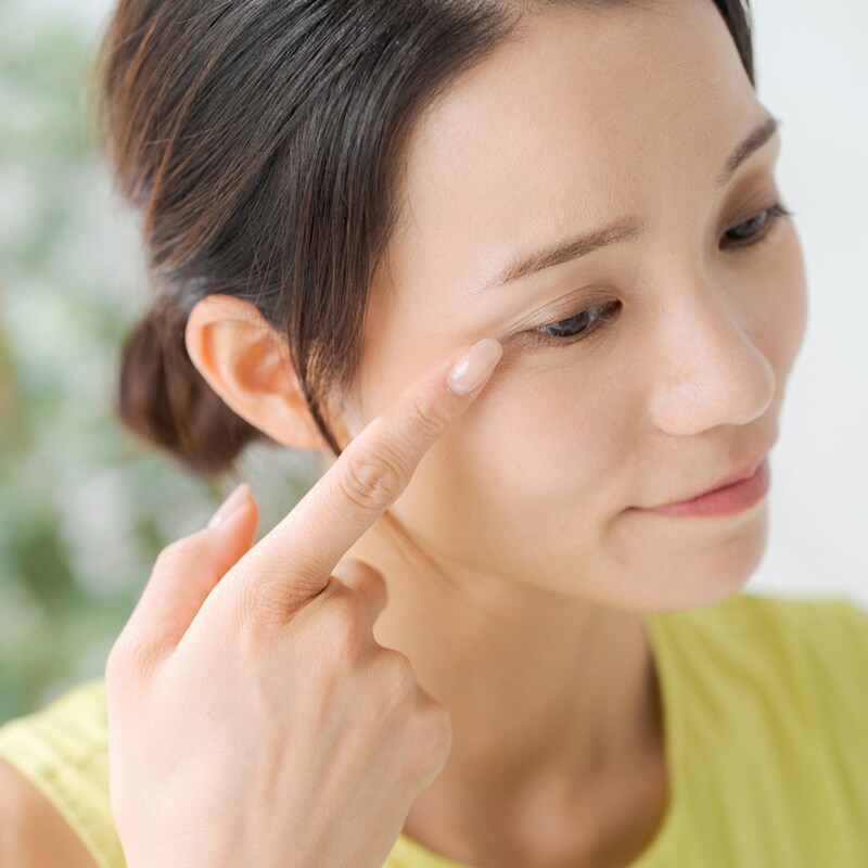 「目元のシワ」を増やさない!50代が今すぐ見直すべき3つの悪習慣