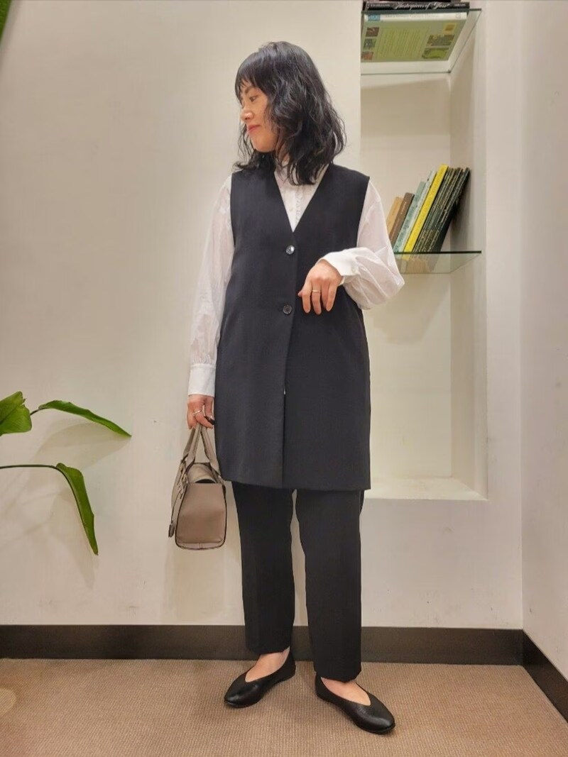 Vネックのロングジレですっきり見え