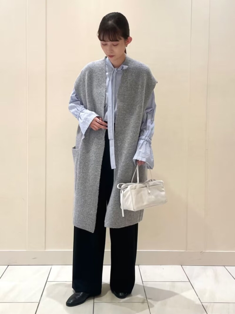 端境期に便利なライトグレーのロングベスト