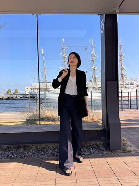 ジャケットを羽織るだけで、デニムがこんなに品よく見える