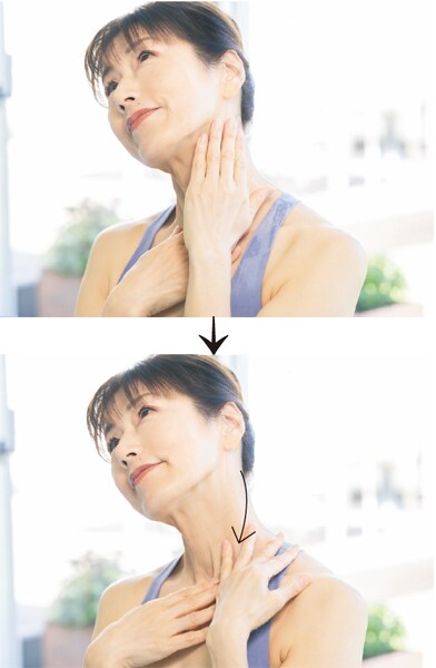 胸鎖乳突筋を両手でなでる