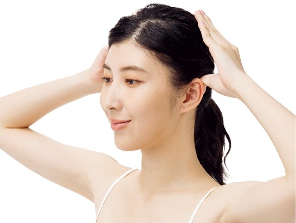 2.耳の斜め後ろのくぼみを引き上げる