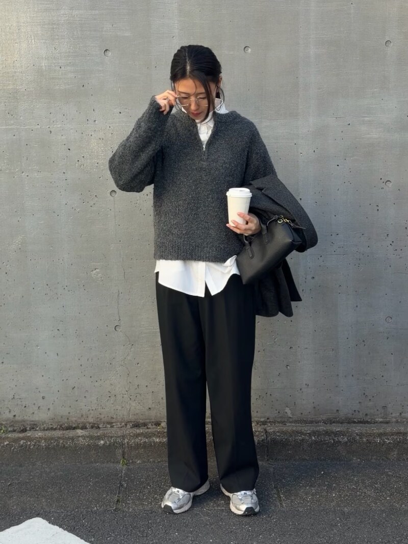 光沢感のあるシルバー使いでメリハリを