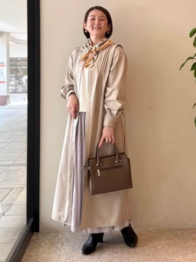 トップスとスカーフは同色なら馴染みやすい