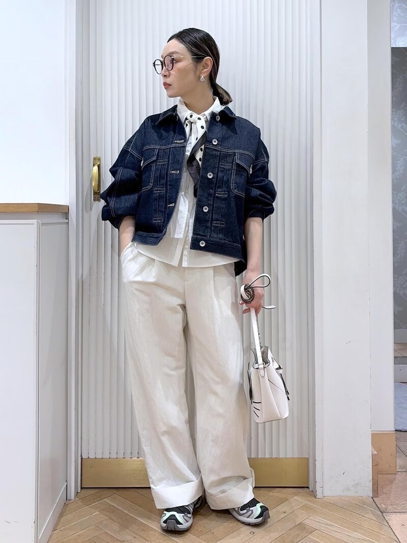 ドット柄スカーフを襟下でタイのように結んで