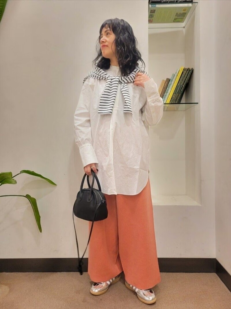 きれい色パンツには白チュニックを