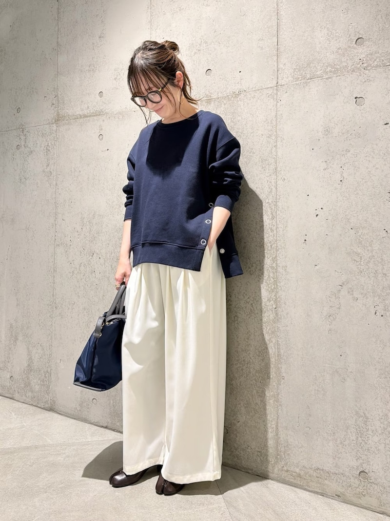 オンオフ問わず大活躍！白のワイドパンツ