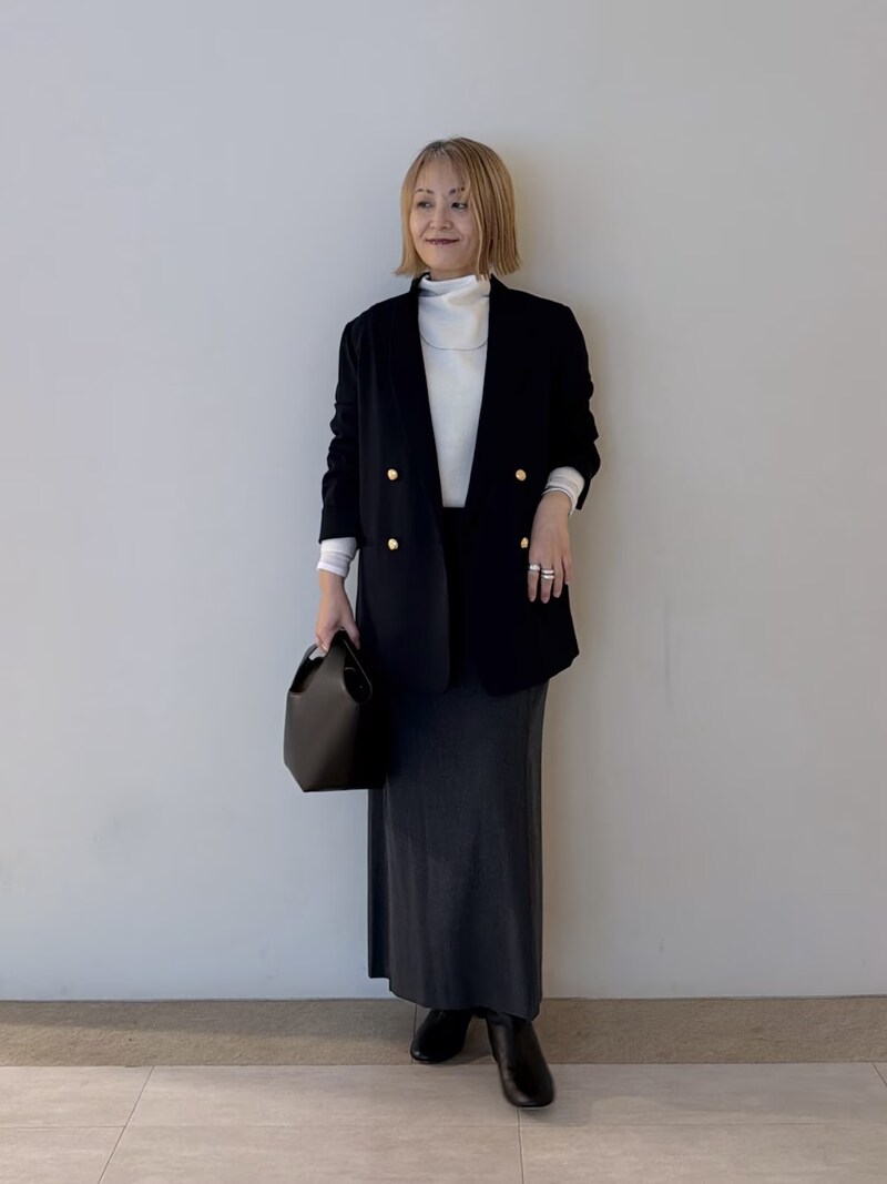 紺ブレのインナーに「白」できちんと感を