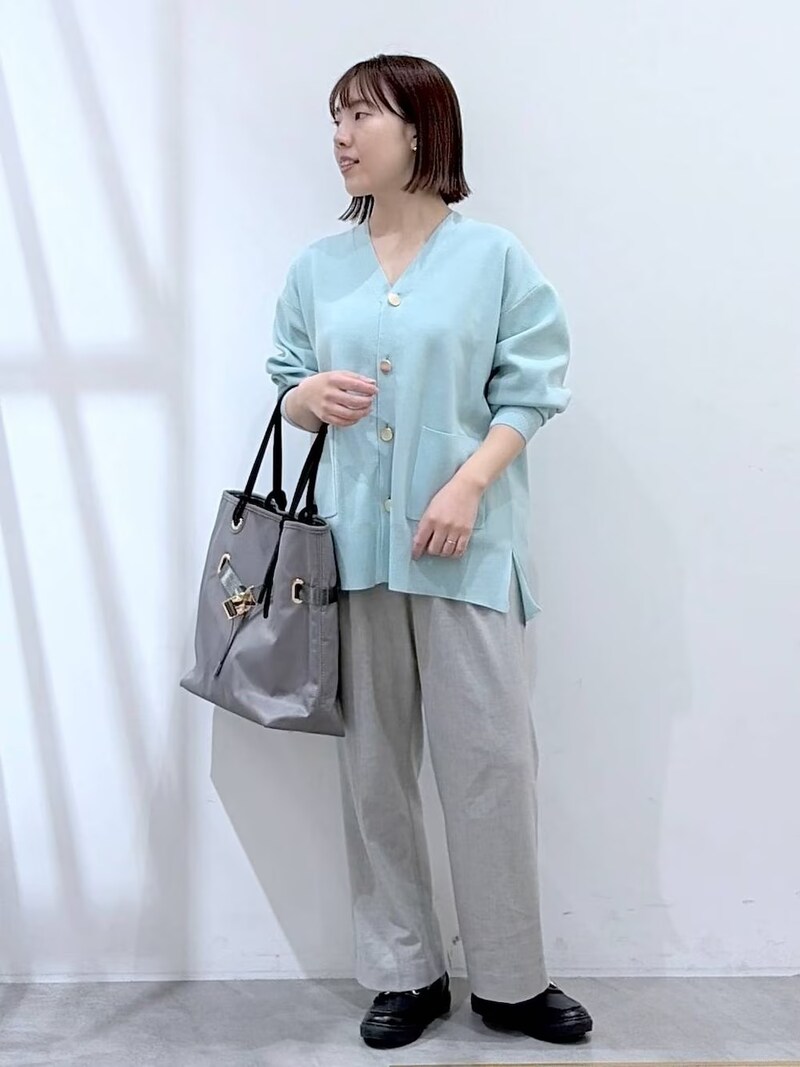 ミントグリーンのVカーデで爽やかに