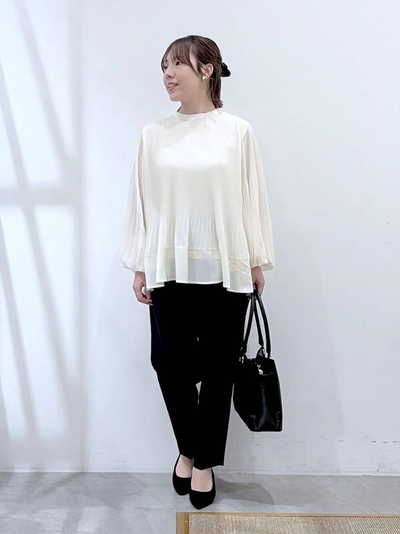 華奢なシフォンプリーツで洗練された印象に