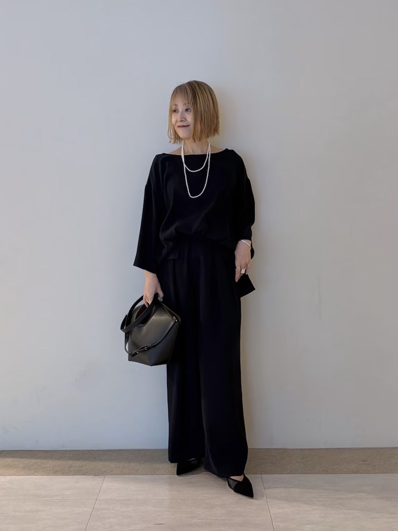 サテン素材で上品なネイビーの半袖ブラウス