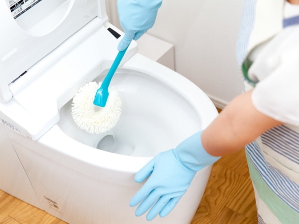 【回答C】トイレを磨いて掃除する