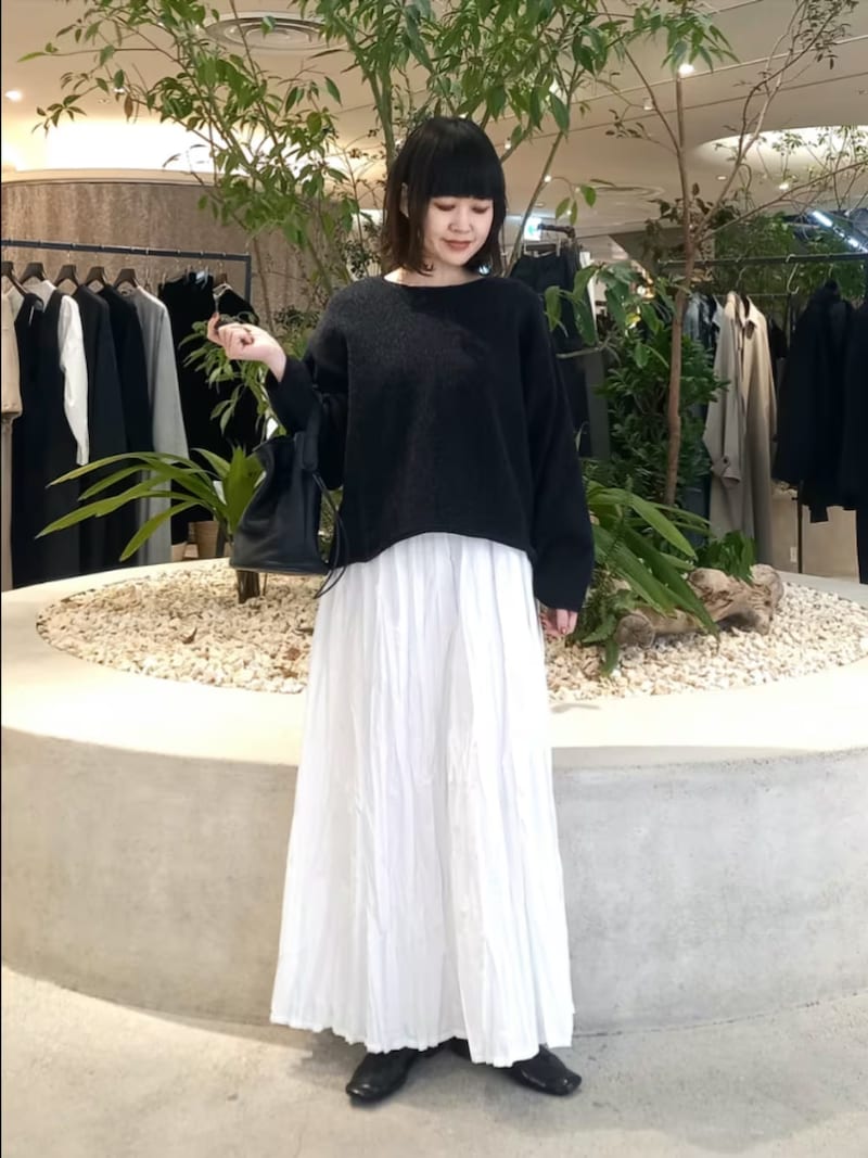 白のロング丈はシワ加工でほっそり見え