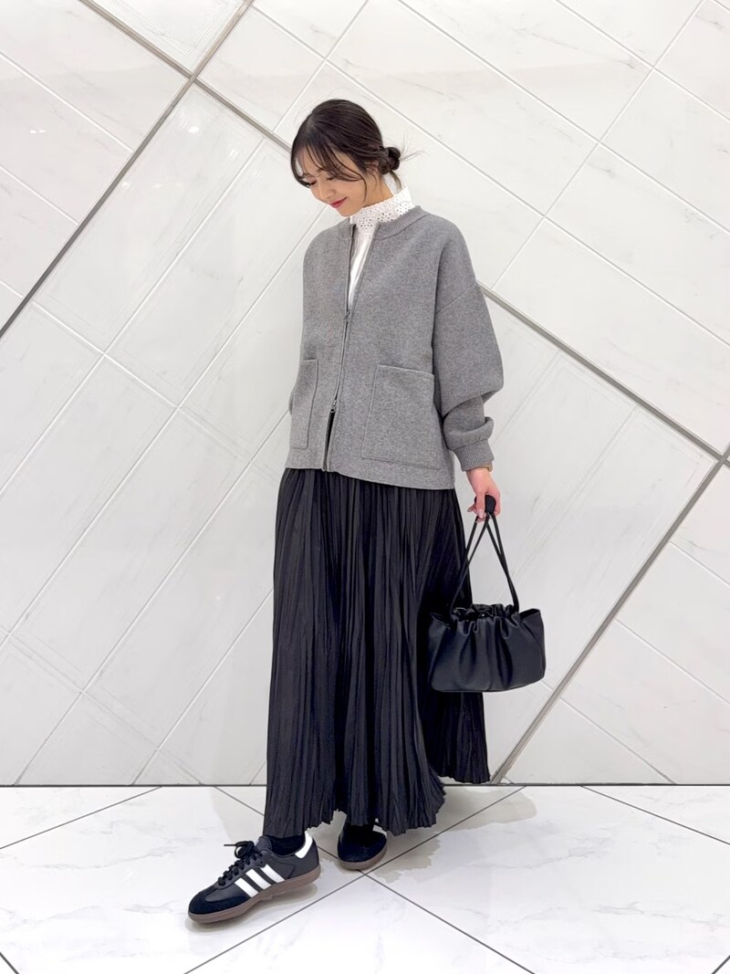 揺れ感のある黒のプリーツがエレガント