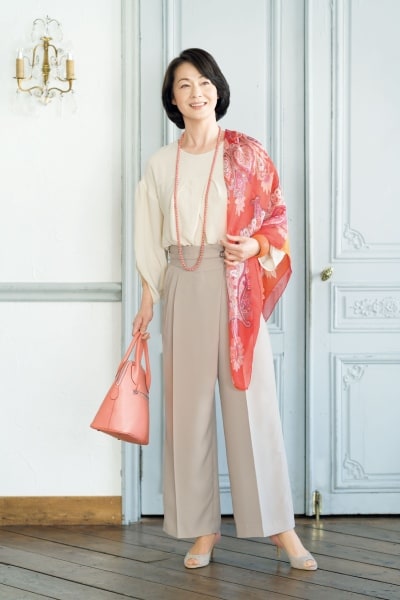 明るい色味の柄ストールをプラス