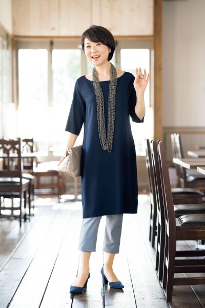 個性派ネックレスで縦のラインを協調