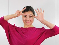 50代老け見え…眉間とおでこのしわを自力で改善！表情筋トレーニングのやり方は？