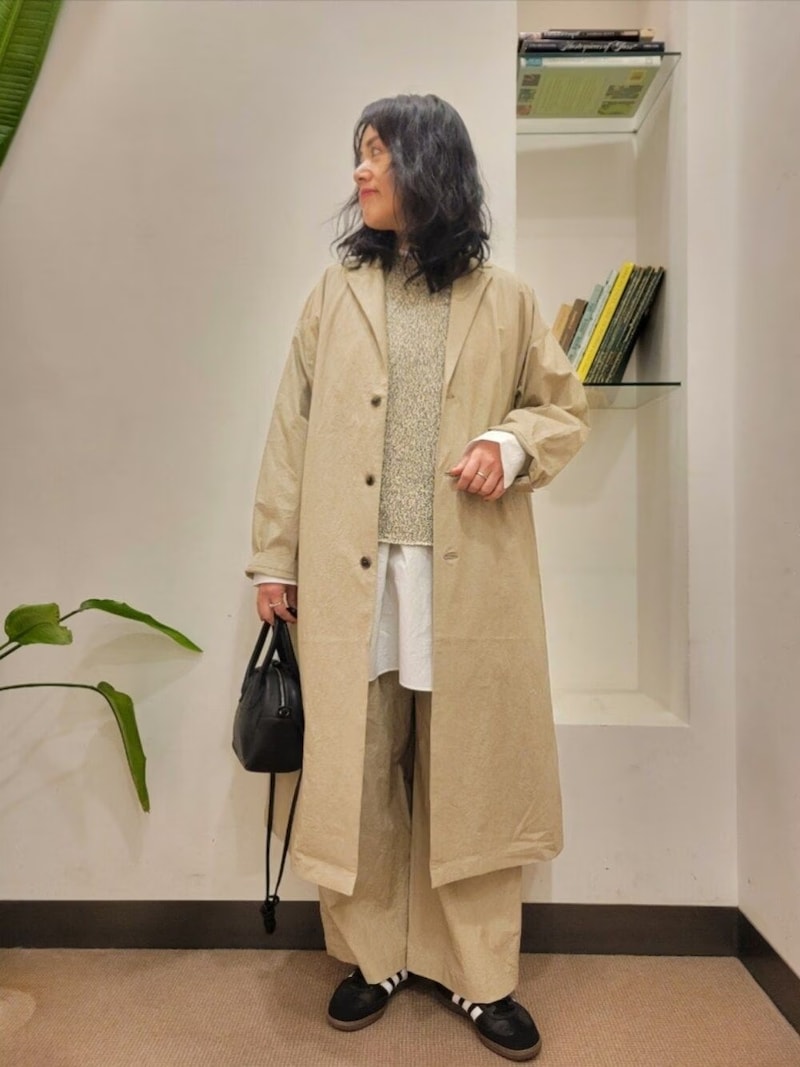 ベージュ系カラーのレイヤードで奥行きを