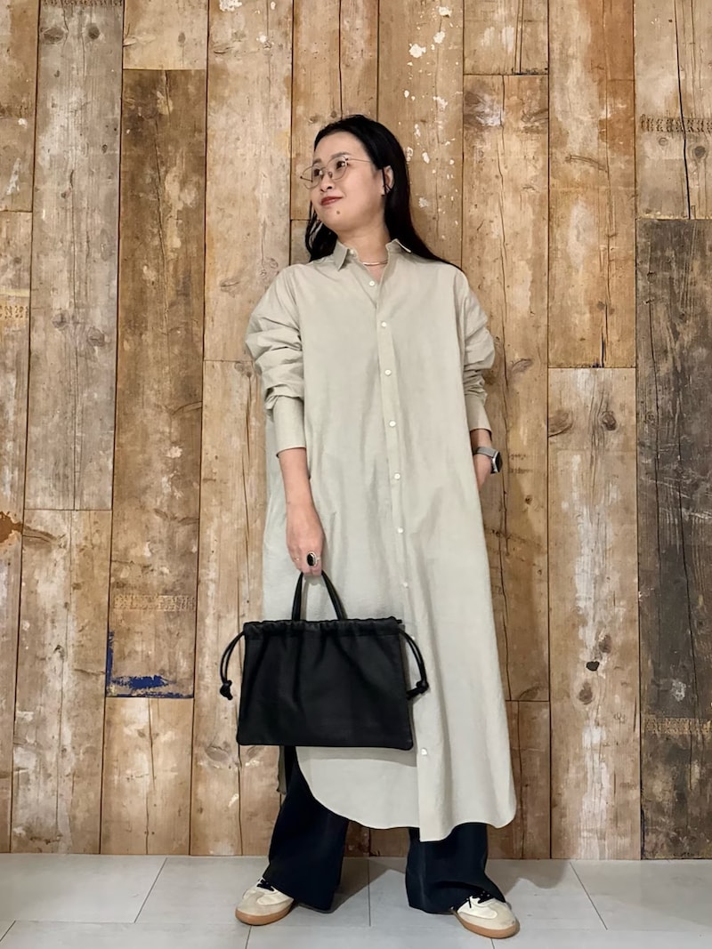 ロングシャツワンピースで縦長に見せて
