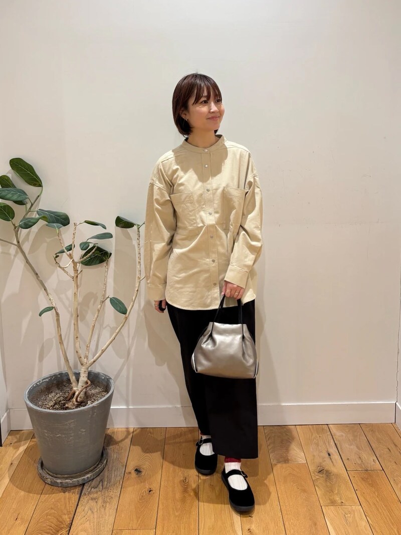 ベージュのバンドシャツでナチュラルに