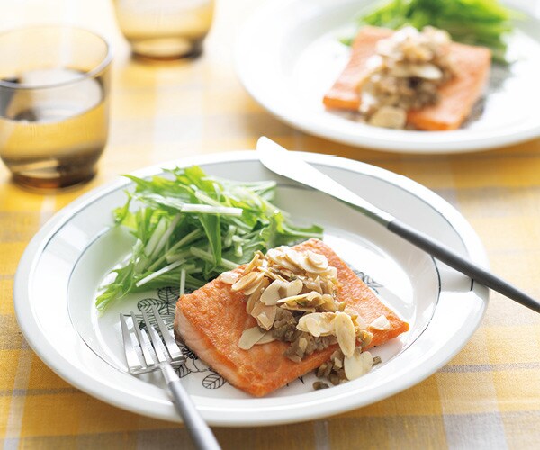 【サーモンのアーモンドソース】メインのごちそうに