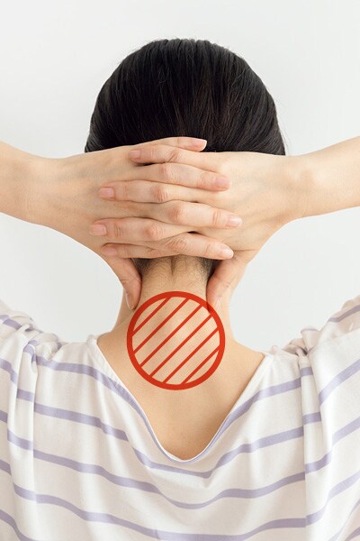 首の後ろをやさしくプッシュ