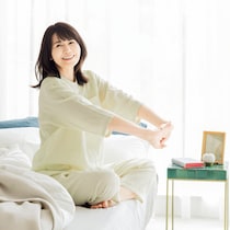 【寝る1時間前に】深部体温を上げて快眠にいざなう1分ストレッチ