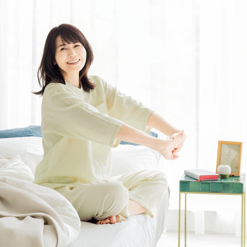【寝る1時間前に】深部体温を上げて快眠にいざなう1分ストレッチ
