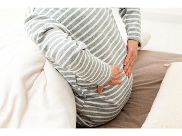 朝腰が痛くて起き上がれない原因