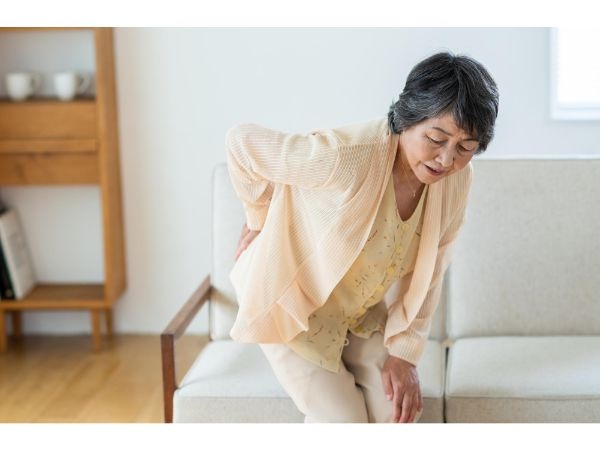 朝腰が痛くて起き上がれないときの5つの対処法