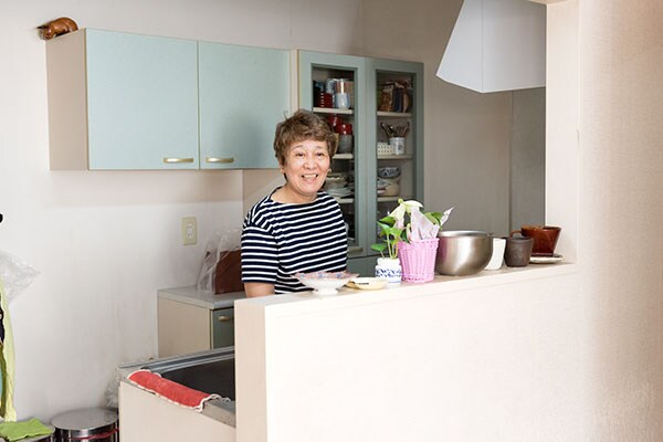 キッチンに立つ阿部絢子(あべ・あやこ)さん