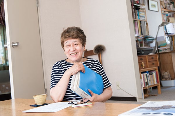 手に持っているのは、阿部絢子さんが「願い書」と重要書類をひとまとめにしているファイル