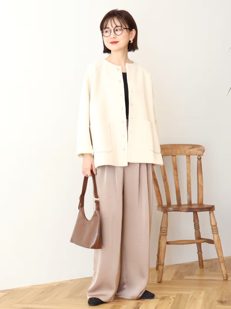 ライトベージュのノーカラーカーデが優秀