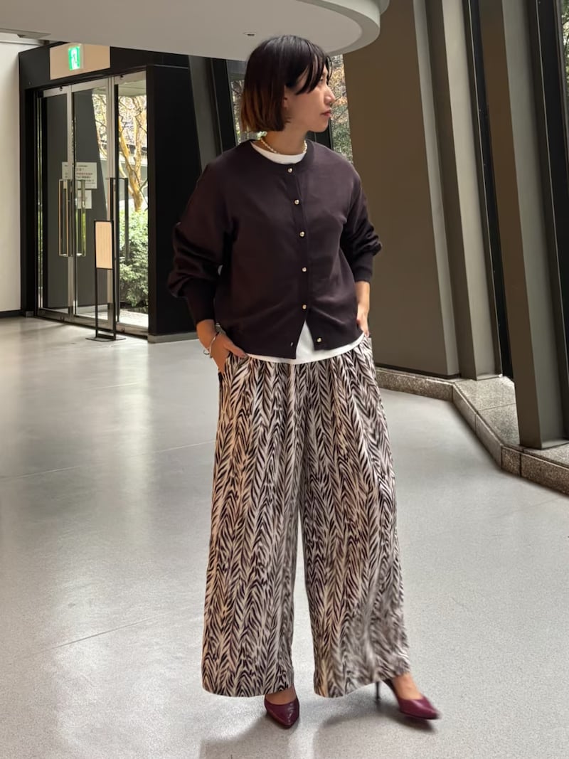 クルーネックのシアーカーデでこなれ感を