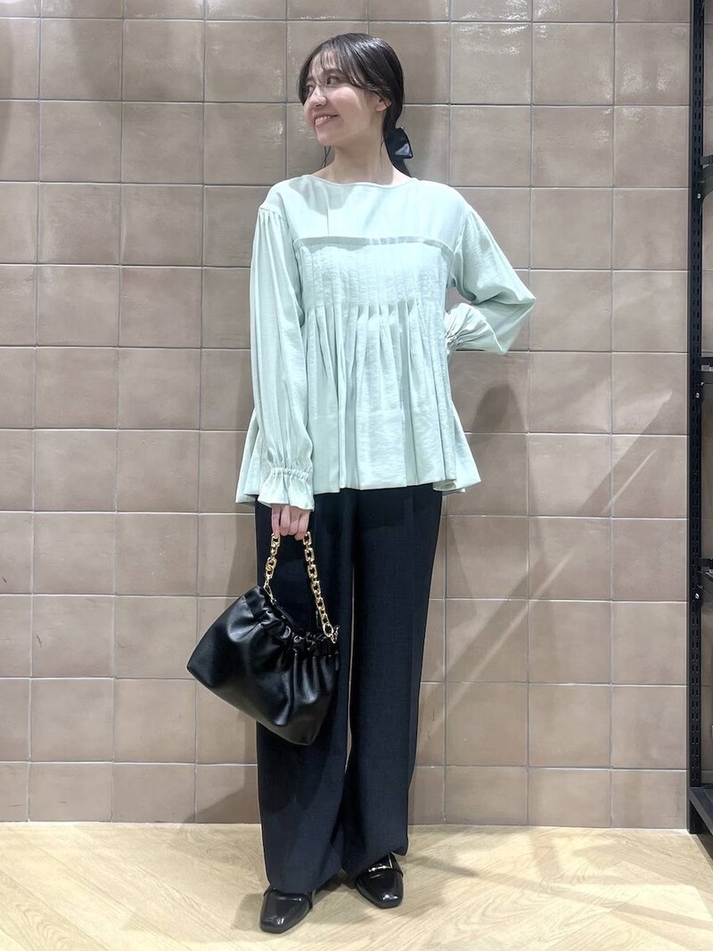 きれい色ブラウスで清潔感のある華やかさに