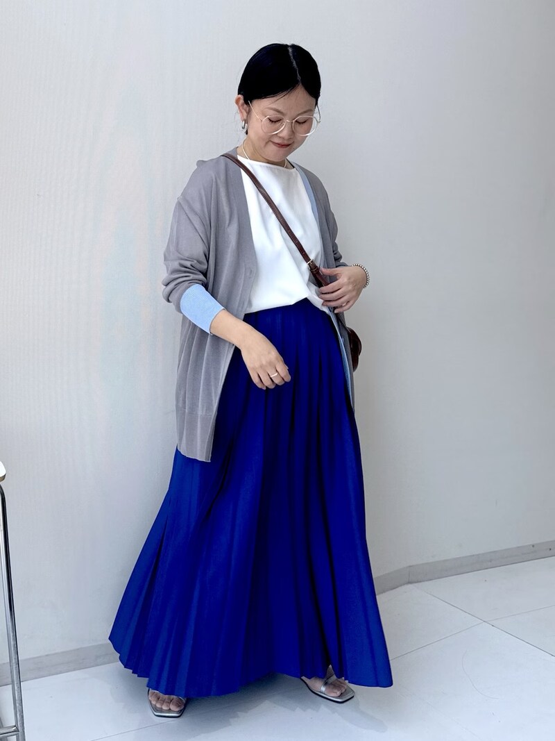 ロイヤルブルーのロングスカートを主役に