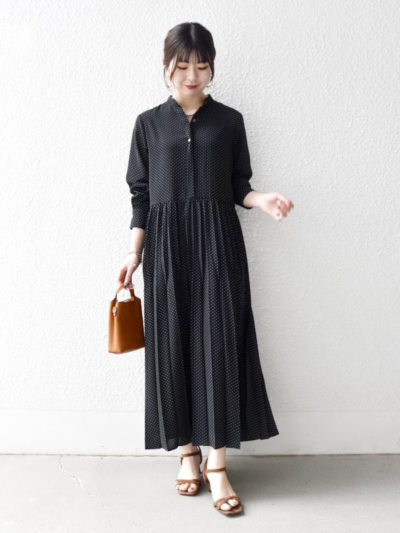 黒のドット柄ワンピースで上品フェミニンに